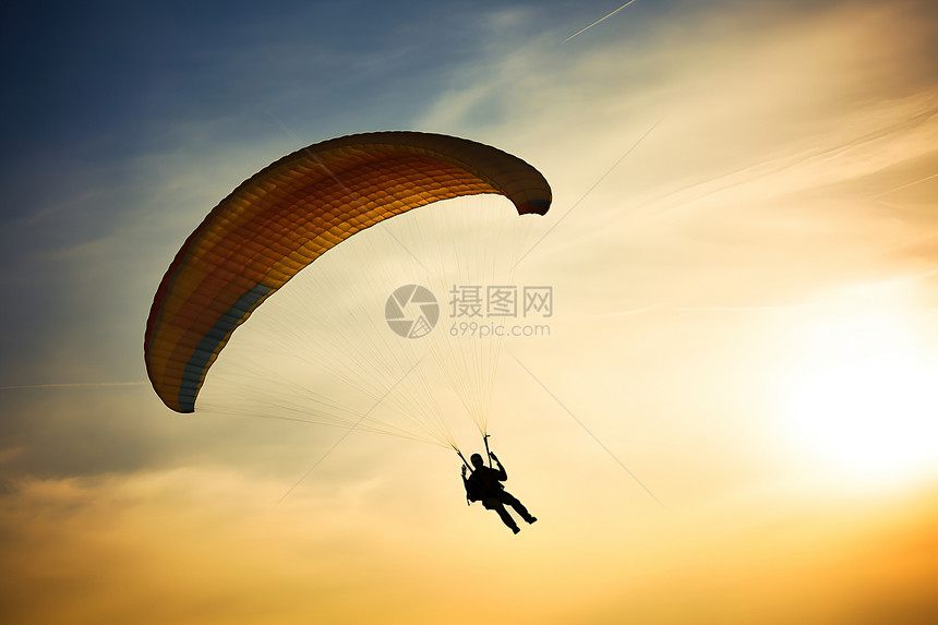 天空中跳伞的男人图片