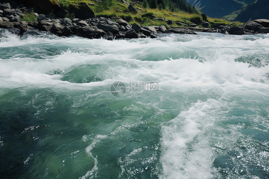 山脉中湍急的河流图片