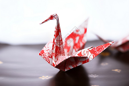 趣味手工折纸桌子上的千纸鹤背景