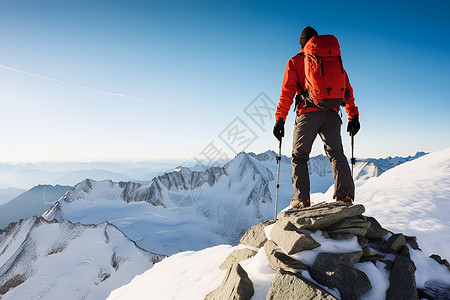 登山上顶峰征服高山的男人背景