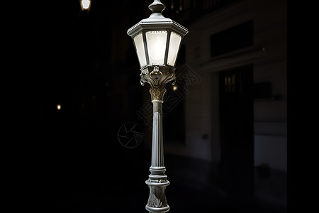 夜晚街道上的古典路灯高清图片