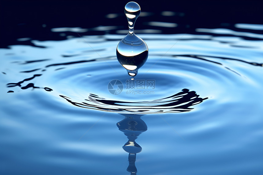 水中映照的水泡和涟漪图片