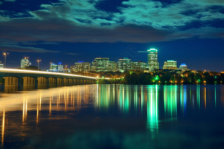 城市河畔夜晚的华盛顿市区背景