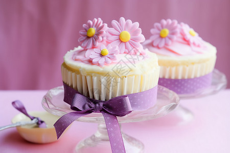 紫色两层蛋糕梦幻的杯子蛋糕背景