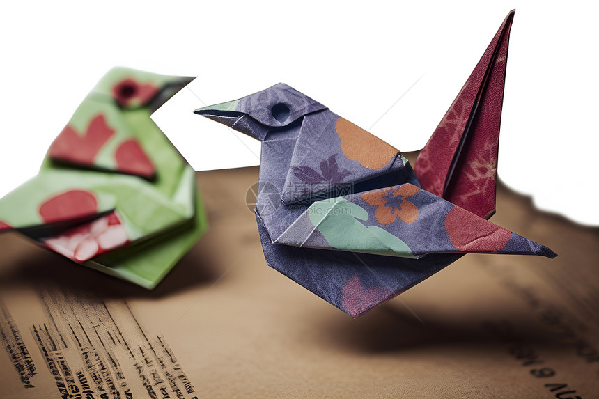 桌上的折纸小鸟图片