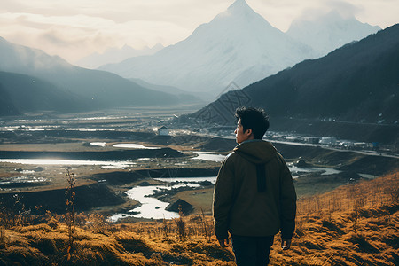 山峰在燃烧一个站在山坡上的男人背景