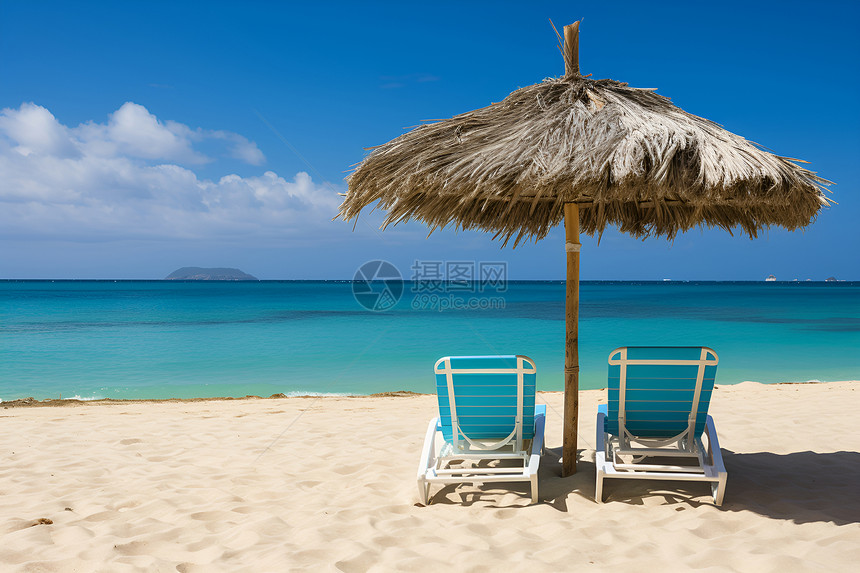 海滩上的遮阳伞和躺椅图片