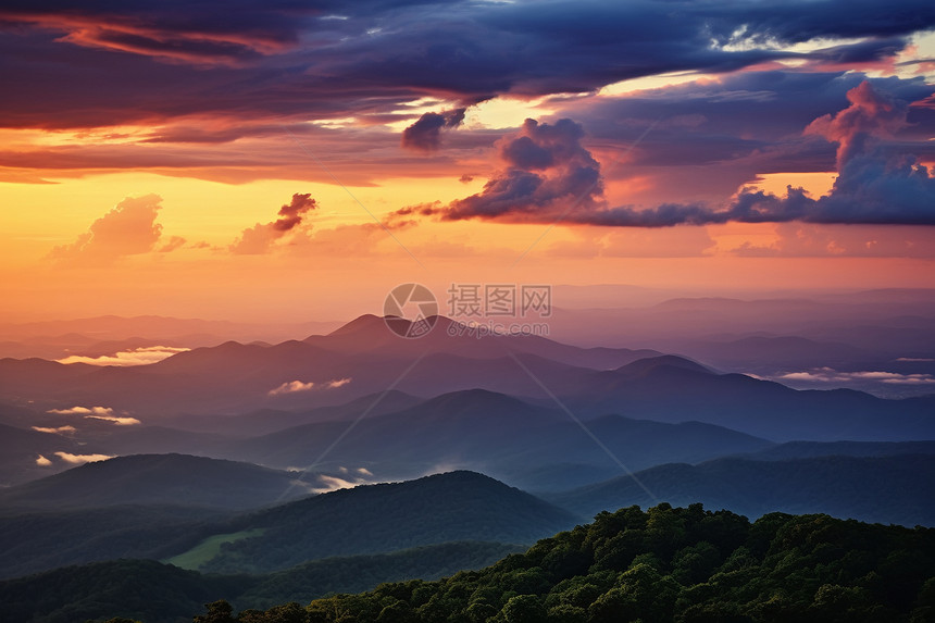 日落时的山脉风景图片