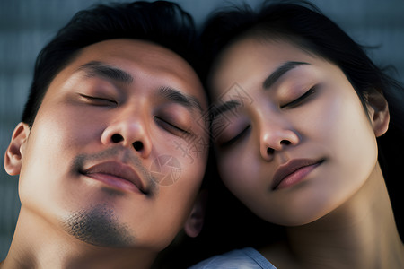 躺在一起睡觉的夫妻背景图片