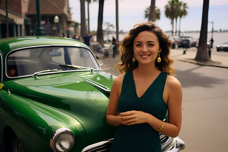 女人站在绿色车边微笑背景图片