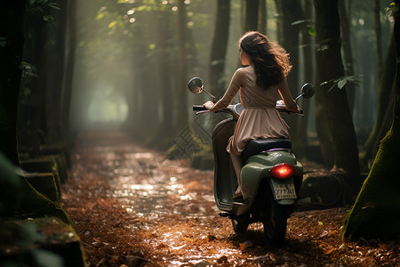 女子在丛林中骑摩托车高清图片