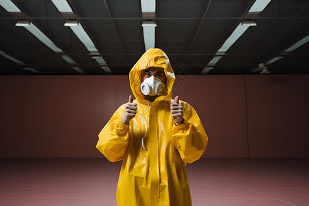 黄色防护服一个男人穿着黄色防雨服背景