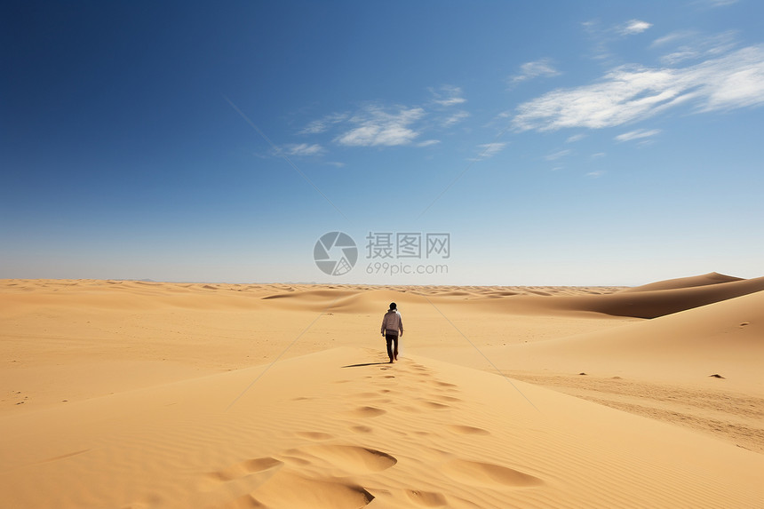 一个人在沙漠上行走图片