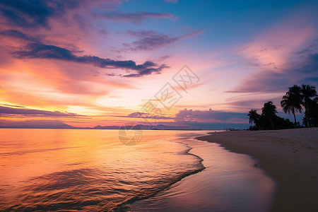 暮色余晖下的热带海滩高清图片