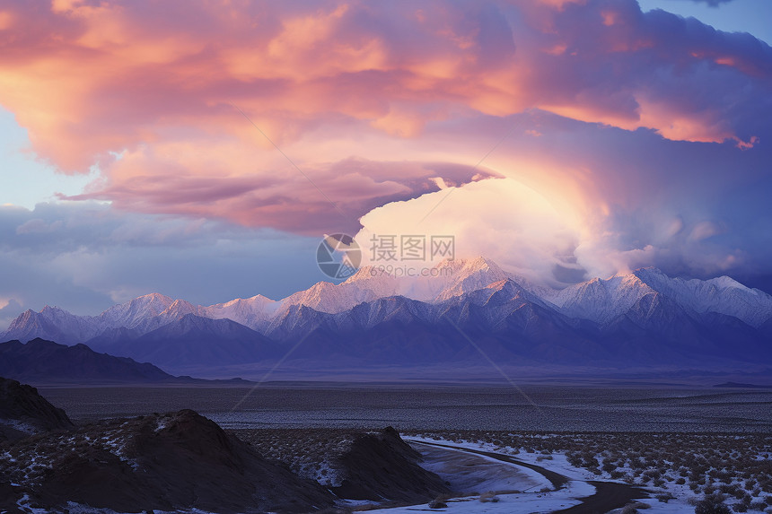冬日雪山云彩图片