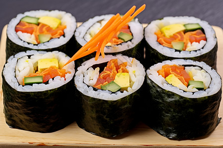 桌面上可口的寿司背景图片