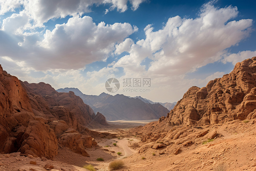 沙漠中的山脉图片