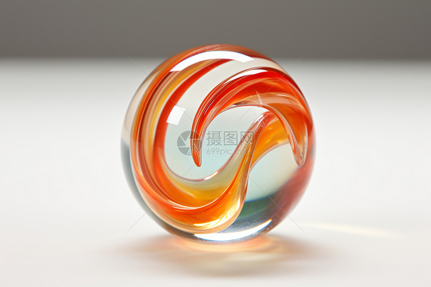 透明晶莹的漩涡玻璃球图片