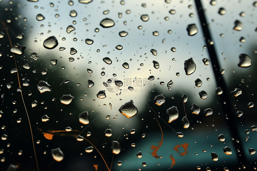 玻璃上透明的雨滴图片