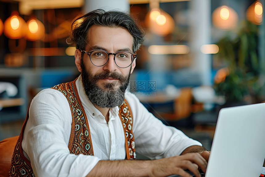 戴着眼镜的男人使用笔记本电脑图片