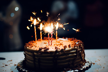 生日蛋糕上的点燃的蜡烛背景图片