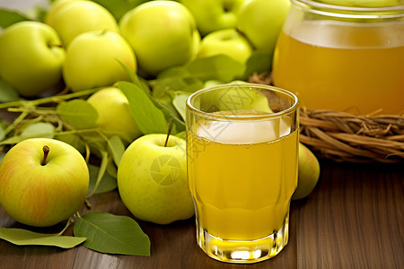 新鲜榨汁的苹果汁高清图片