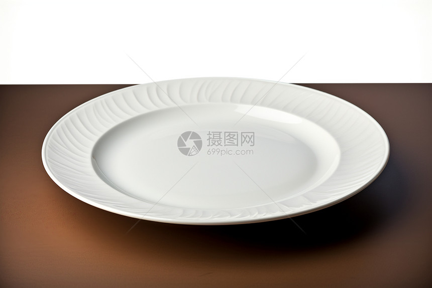 餐桌上的白色陶瓷餐盘图片