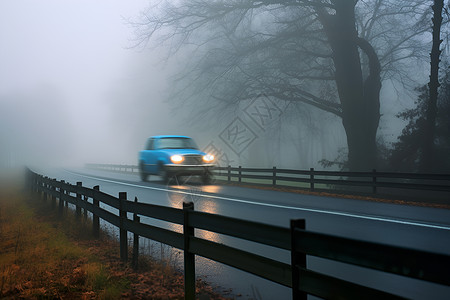 模糊视线雾天模糊行驶视线的汽车背景