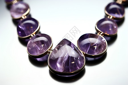 水晶宝石项链的紫色魅力背景图片