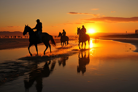 夕阳下的海滩骑行高清图片