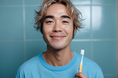 年轻男子拿着牙刷背景图片