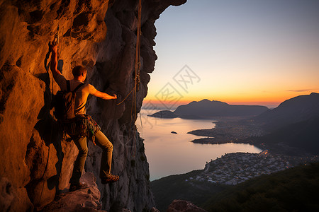男子攀爬高山背景图片