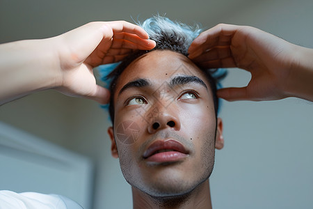 男人用手托起头发背景图片