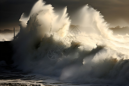 剧烈的海浪冲击岸边背景图片