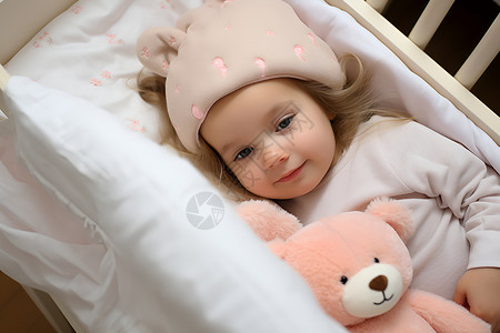 躺在婴儿床上的小女孩背景图片