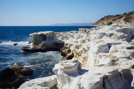 海岸上的白色岩石背景图片