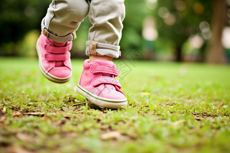奔跑的小孩植物粉色草高清图片
