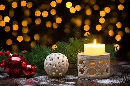 点亮的蜡烛与圣诞装饰品背景图片