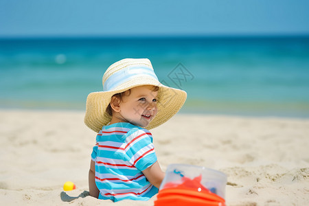 太阳帽小男孩在海滩上背景