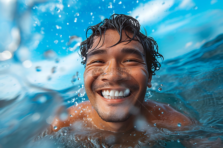 水中快乐的男人图片