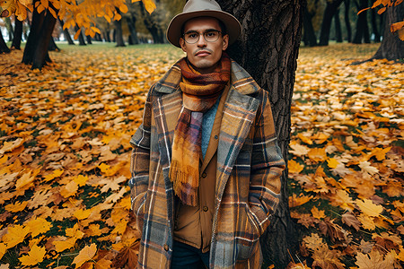 秋季公园中的外国男子背景图片