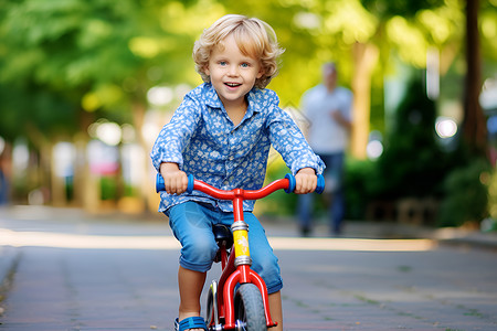 夏季小男孩快乐骑行的小男孩背景
