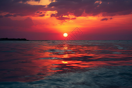 夕阳余晖照耀下的海洋美景背景图片