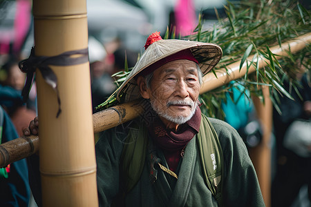 老人背上长长的竹杆背景