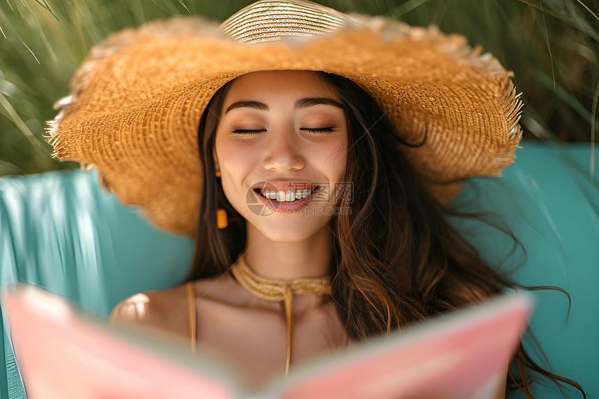 微笑表情的年轻女子图片