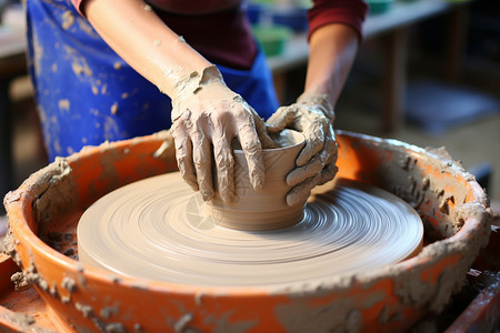 手工制作陶艺品的陶工背景图片
