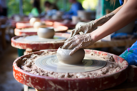 泥巴飞溅正在制作陶艺品的陶工背景