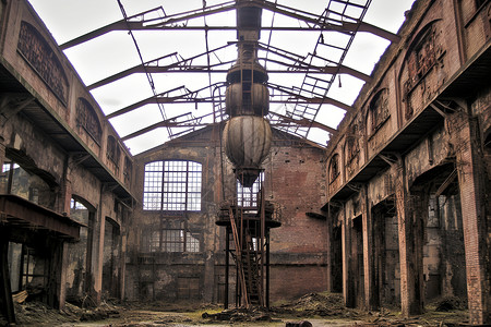 废墟中的工厂建筑背景图片