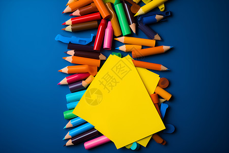桌面上的彩色铅笔和纸张背景图片