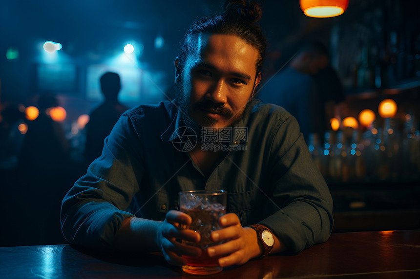 酒吧的男子图片
